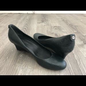 GUCCI 39.5 green embossed leather platform pumps heels 9.5